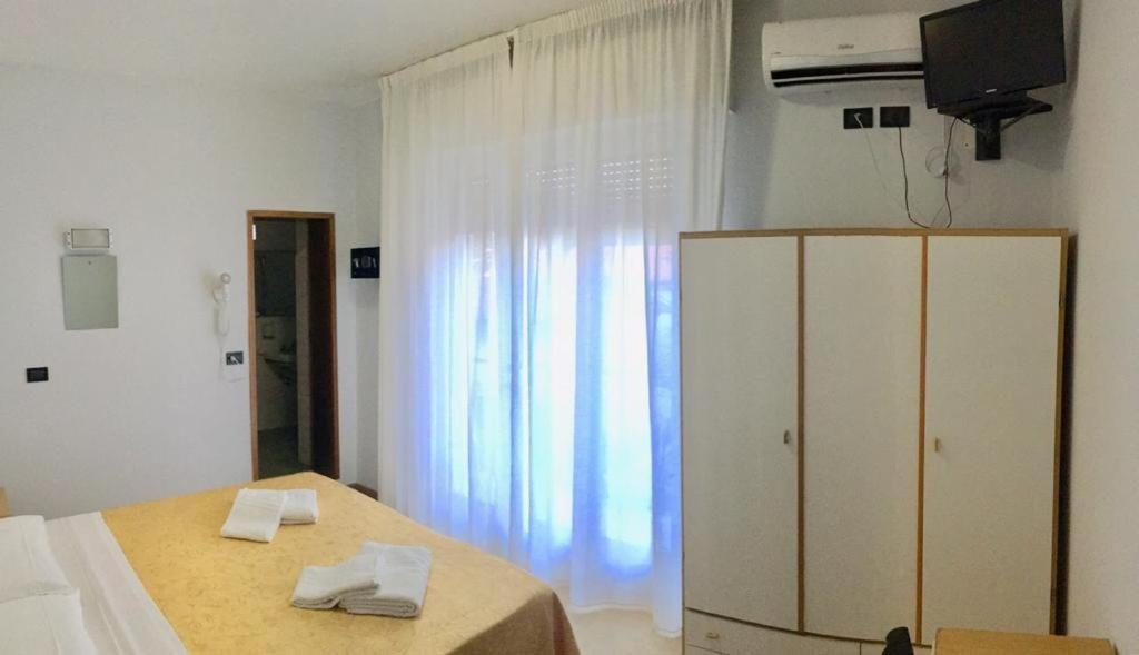 Hotel Lucciola Riccione Szoba fotó