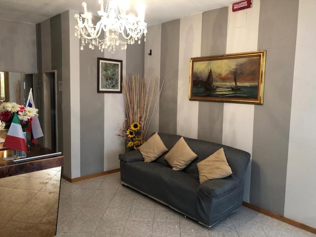 Hotel Lucciola Riccione Kültér fotó